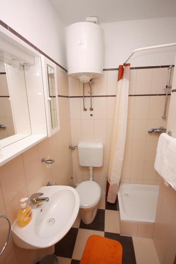 Apartments By The Sea Vinisce, Trogir - 5229 المظهر الخارجي الصورة