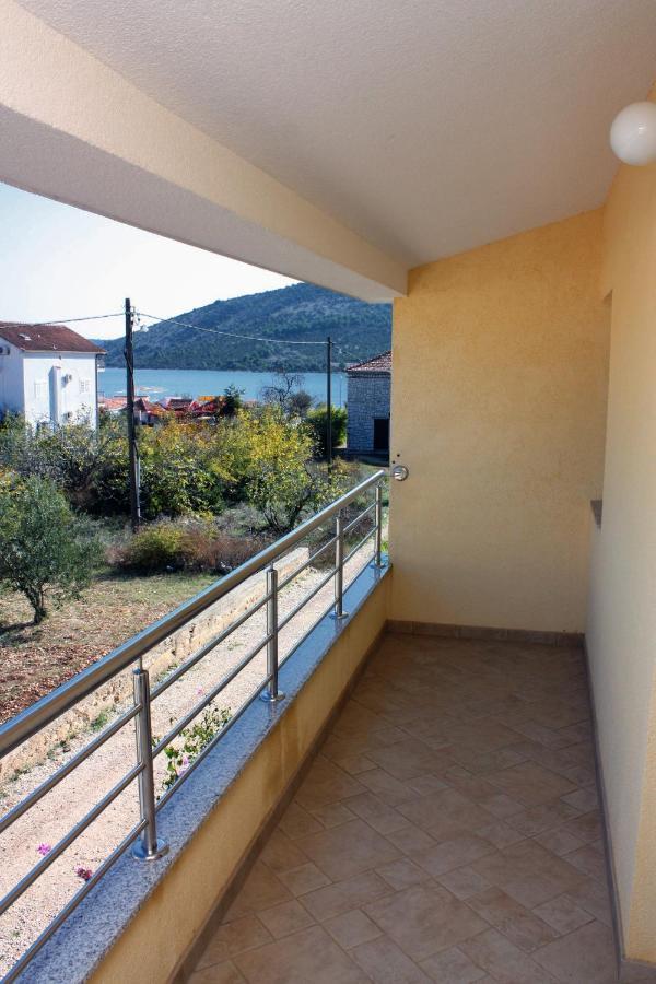 Apartments By The Sea Vinisce, Trogir - 5229 المظهر الخارجي الصورة