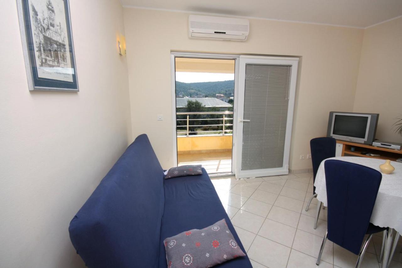 Apartments By The Sea Vinisce, Trogir - 5229 المظهر الخارجي الصورة