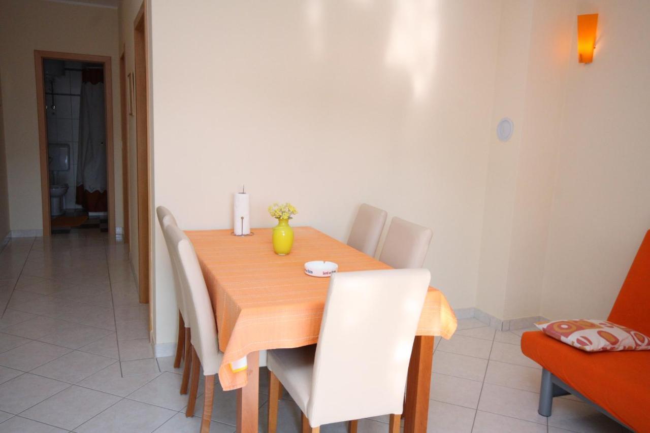 Apartments By The Sea Vinisce, Trogir - 5229 المظهر الخارجي الصورة
