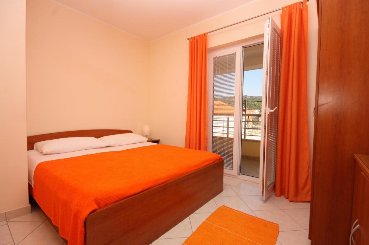 Apartments By The Sea Vinisce, Trogir - 5229 المظهر الخارجي الصورة