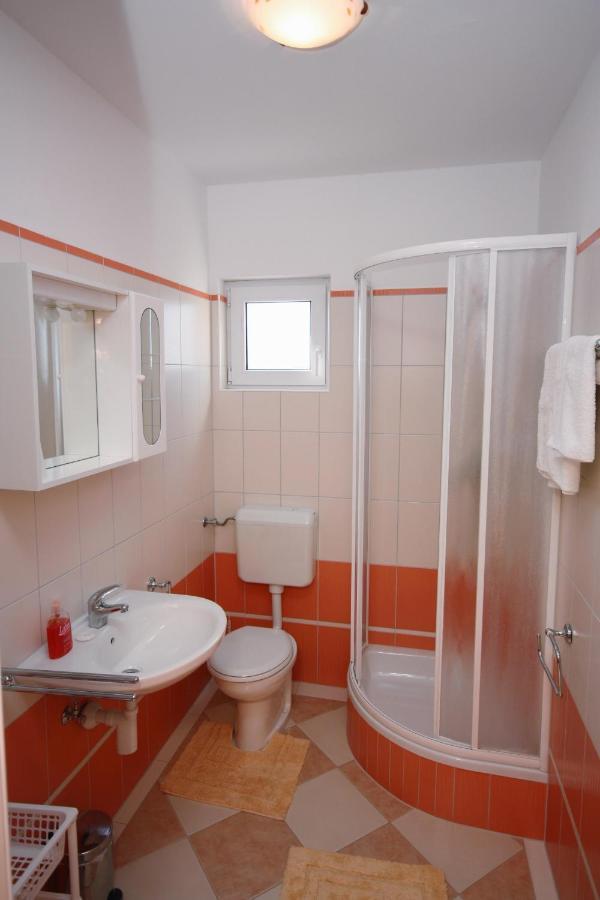 Apartments By The Sea Vinisce, Trogir - 5229 المظهر الخارجي الصورة
